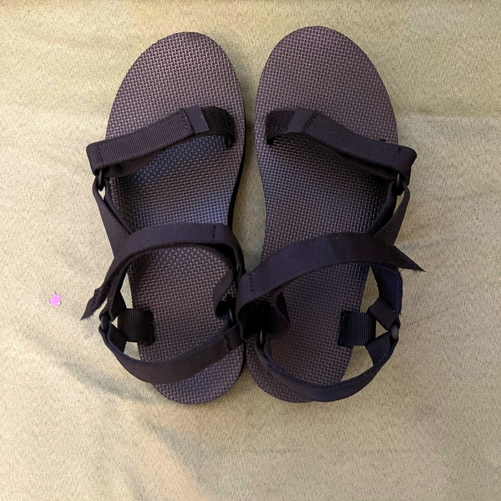 Size 9 black Teva midform sandal, EUC!